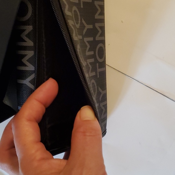 New in box authentic women's Tommy Hilfiger leather wallet - Picture 14 of 15